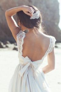 robe de mariée décolleté noeud dans le dos