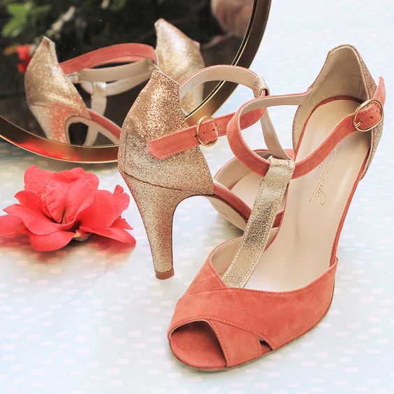 Des chaussures colorées agrémenteront parfaitement un look de cérémonie avec une robe courte
